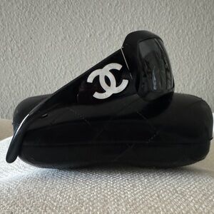CHANEL Black Sunglasses with Pearl effect CC Logo